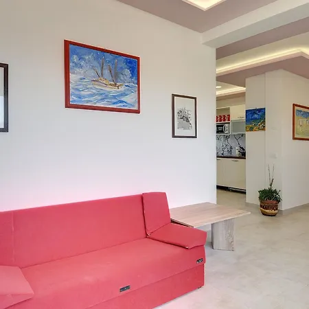 Spacious With Large Roof Terrace Apartment *