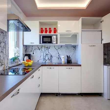 Spacious With Large Roof Terrace Apartment *
