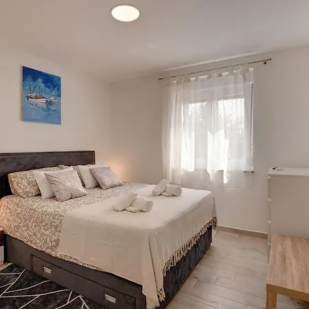 Spacious With Large Roof Terrace Apartment *