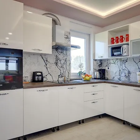Spacious With Large Roof Terrace