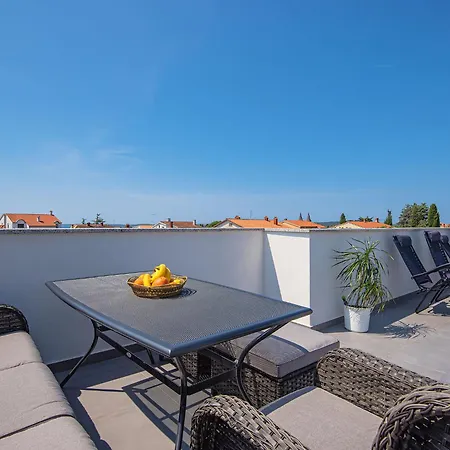 Spacious With Large Roof Terrace Apartment *