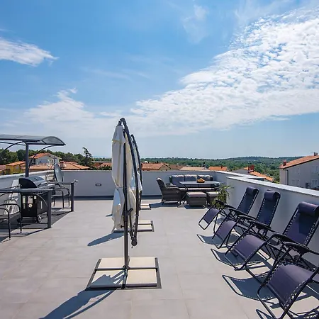 Spacious With Large Roof Terrace