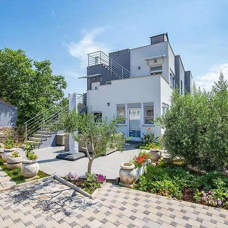 Spacious With Large Roof Terrace *