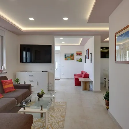 Apartment Spacious With Large Roof Terrace *